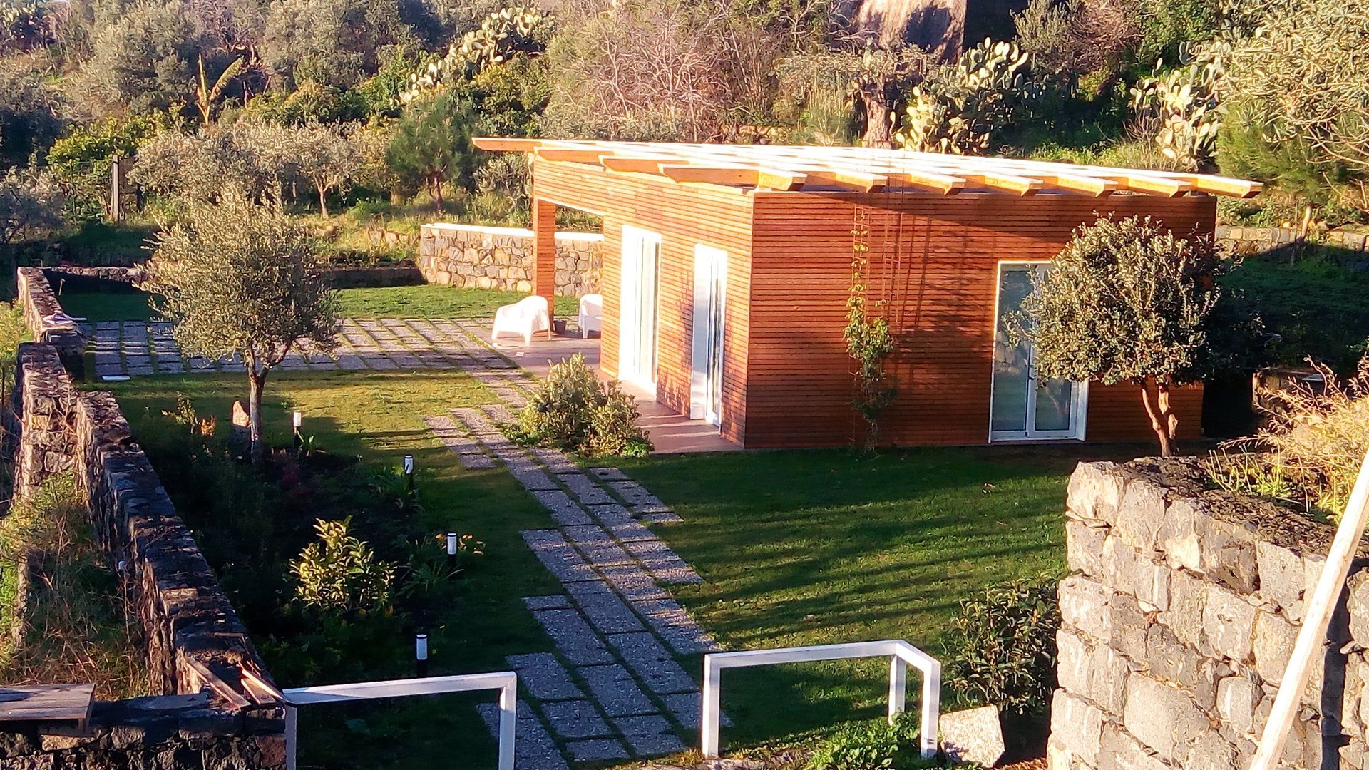 Vista panoramica del giardino mediterraneo di CasaDuro con il mare sullo sfondo